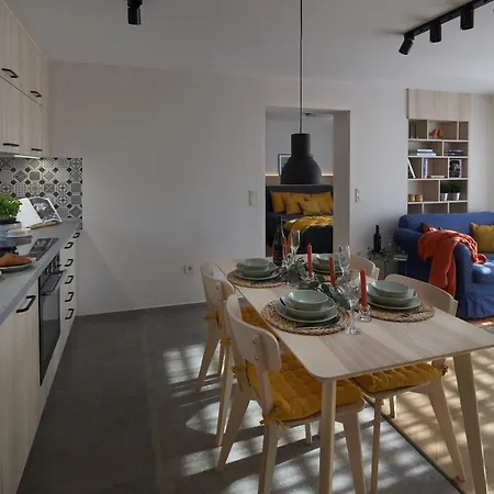 Vidám Kisház A Mecsek Lejtőin, A Város Felett