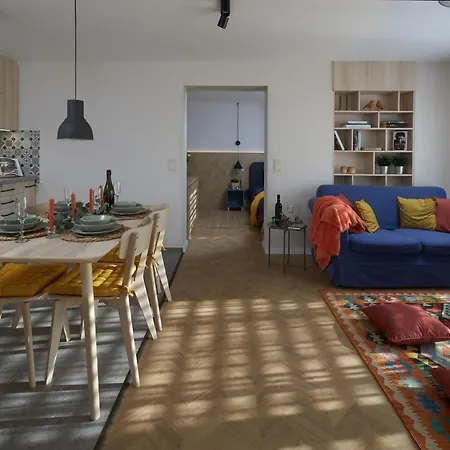 Vidám Kisház A Mecsek Lejtőin, A Város Felett Pécs