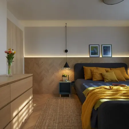 Vidám Kisház A Mecsek Lejtőin, A Város Felett Pécs