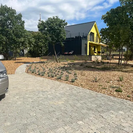 Vidám Kisház A Mecsek Lejtőin, A Város Felett